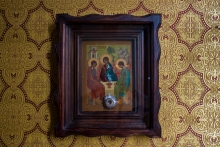 Икона Троицы с мощевиком (Дуб Марийский), в дар
от иеромонаха Феодосия (Белобородова) 2001г.