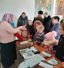 Выставка старинных православных книг в Петропавловском храме города Ужур 2