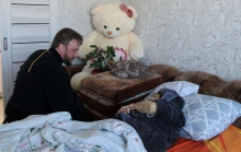 Благочинный Шарыповского церковного округа принял участие в судьбе лежачей больной 2