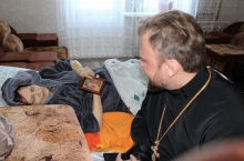 Благочинный Шарыповского церковного округа принял участие в судьбе лежачей больной