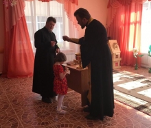 11 детей, проживающих в Шарыповском Центре социальной помощи , приняли Крещение