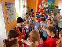 Новости приходов: Отец Сергий поздравил воспитанников детского дома со Святой Пасхой
