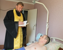 Благочинный Шарыповского церковного округа поддержал инвалида, прикованного к постели