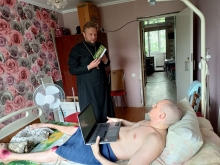 Шарыповский благочинный и местное отделение «Красного креста» вручили инвалиду ноутбук 2