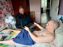 Шарыповский благочинный и местное отделение «Красного креста» вручили инвалиду ноутбук