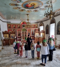 Во время летнего отдыха дети посещают храм