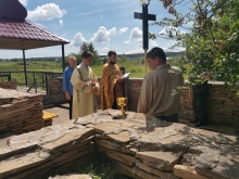Ужурский священник совершил водосвятный молебен у родника 2