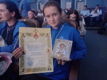 Владыка вручил специальный приз семикласснице из села Малое Озеро 2