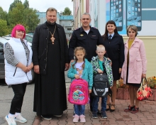 Благочинный Шарыповского церковного округа принял участие в акции «Помоги пойти учиться»