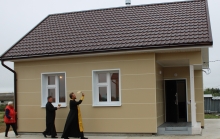Шарыповские священнослужители освятили новые дома для погорельцев 5