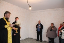 Шарыповские священнослужители освятили новые дома для погорельцев 3
