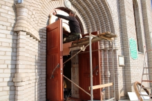 В Свято-Троицком соборе устанавливают новые двери 1