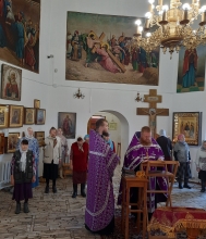 Прихожан Ужурского Петропавловского храма поздравили с праздниками