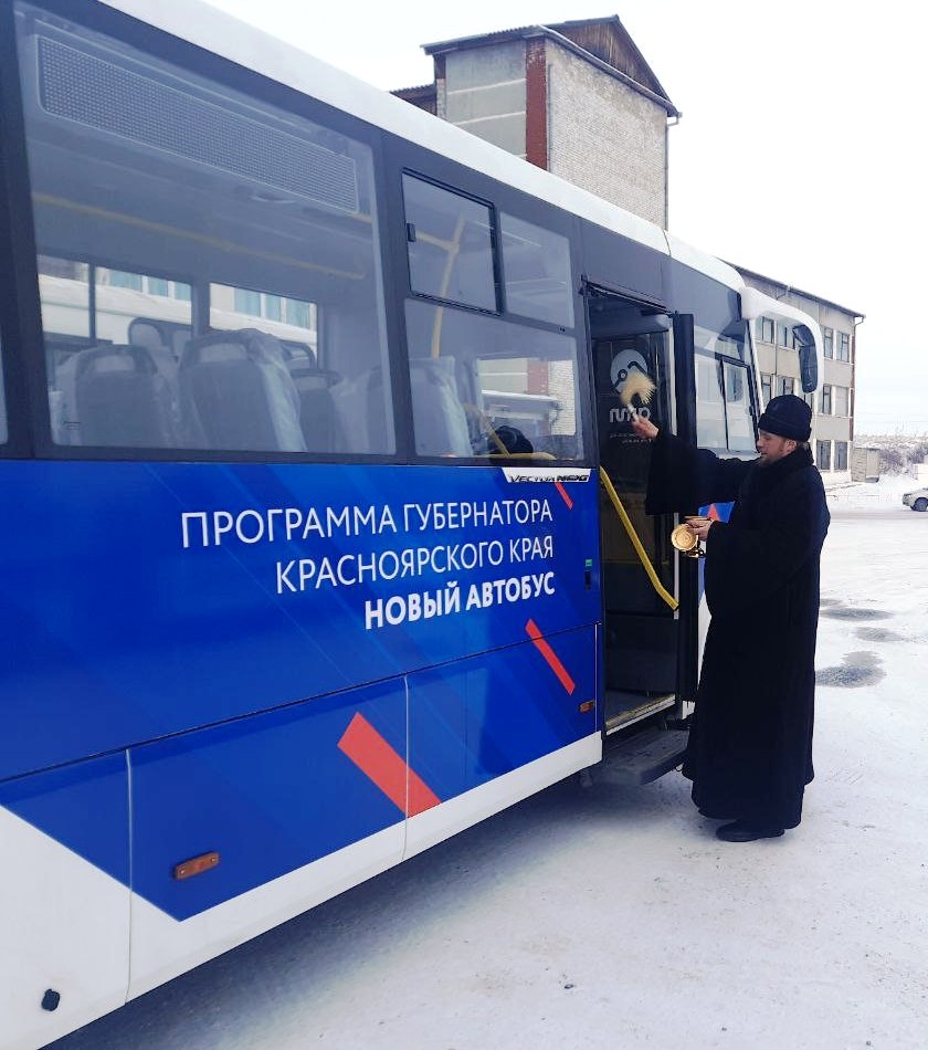 16 пассажиров. Пассажирский автобус. В ПАТП новые автобусы.