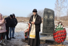 Священнослужитель совершил панихиду у мемориала в честь погибших милиционеров и благословил новых членов Юнармии
