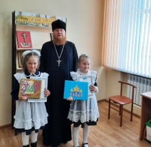 Ужурский священнослужитель вручил награды создателям рукописных книг 4