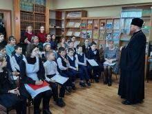 Ужурский священнослужитель вручил награды создателям рукописных книг