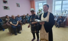 Священник Шарыповского благочиния навестил подопечных психоневрологического интерната