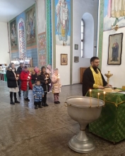 В Шарыповском Свято-Троицком соборе покрестили трёх детей из семей, находящихся в социально-опасном положении 1