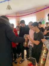 Около двухсот подарков в Рождественские праздники вручил настоятель Балахтинского храма Шарыповского благочиния