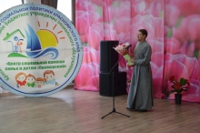 Священнику Шарыповского благочиния вручили благодарственное письмо за многолетнее сотрудничество с социальным учреждением 1