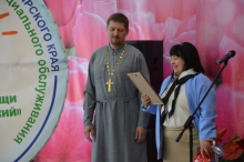 Священнику Шарыповского благочиния вручили благодарственное письмо за многолетнее сотрудничество с социальным учреждением 2