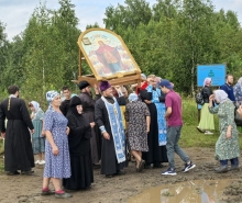 В Шарыповском благочинии крестным ходом отметили День памяти обретения иконы Божией Матери Всех скорбящих Радость 4