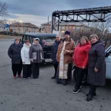 Священник Шарыповского благочиния освятил груз, отправленный в зону СВО