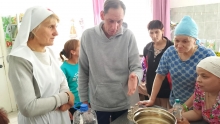 Священнослужитель и сестры милосердия навестили подопечных психоневрологического интерната 6