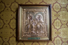 Икона Троицы подаренная в дар от патриарха Московского и всея руси Алексием II в позолоченном окладе